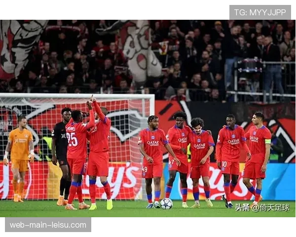 雨战洛里昂，布雷斯特球员多次滑倒引发主场球迷助威